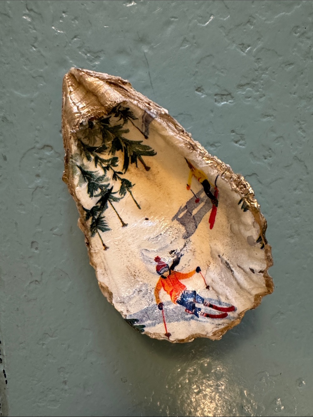 Hand-Decoupaged Ski Scene Decorative oyster Shell